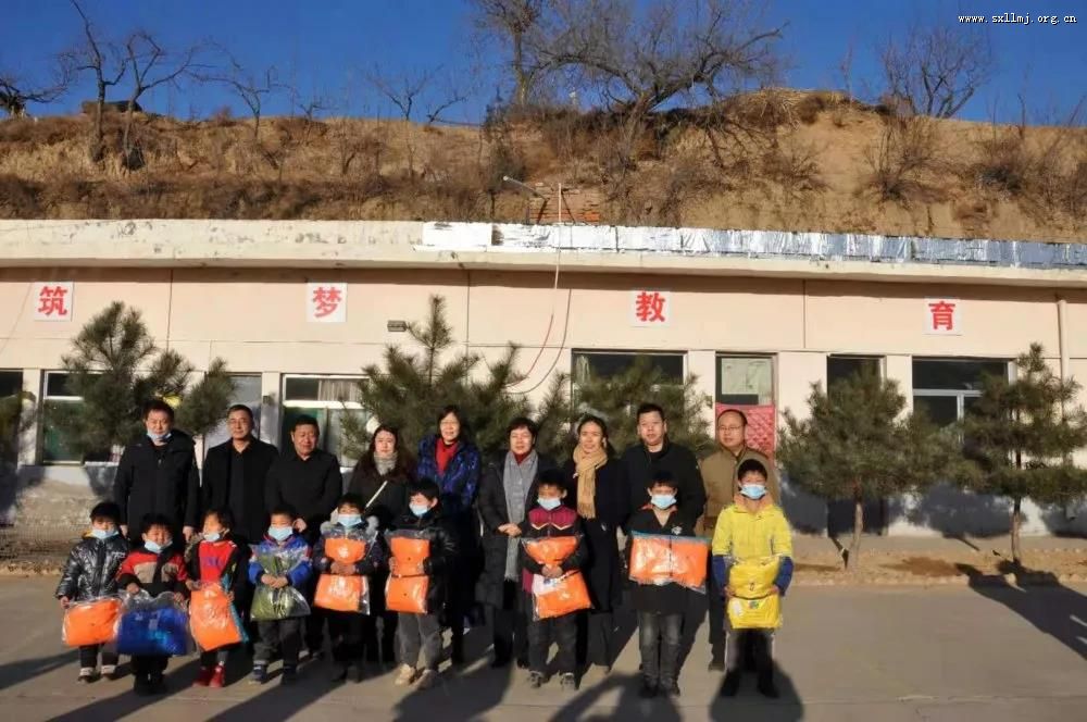民进吕梁市委会联络南京山西商会 开展“情系家乡暖冬助学”爱心捐衣活动 民进吕梁市委会联络南京山西商会 开展“情系家乡暖冬助学”爱心捐衣活动