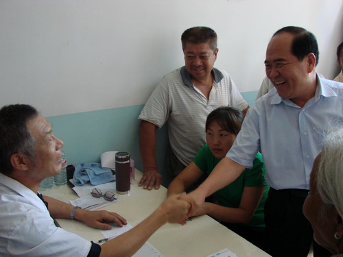 民进吕梁市委组织会员到柳林县薛村义诊 民进吕梁市委组织会员到柳林县薛村义诊