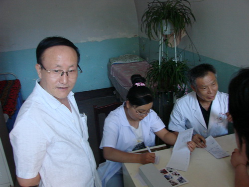 民进吕梁市委组织会员到柳林县薛村义诊 民进吕梁市委组织会员到柳林县薛村义诊