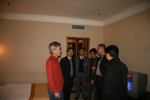 成锡锋带领大会主席团常务主席看望与会代表 成锡锋带领大会主席团常务主席看望与会代表
