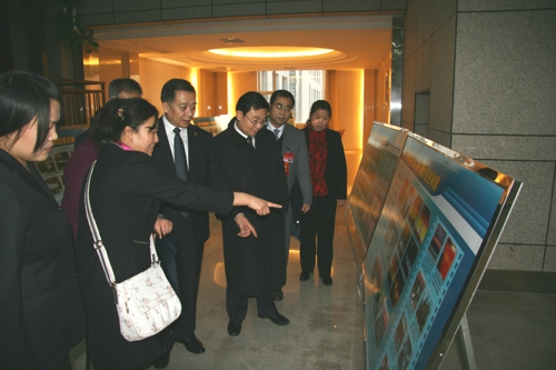 成锡锋陪同会省委领导参观民进吕梁市委五年成就展
